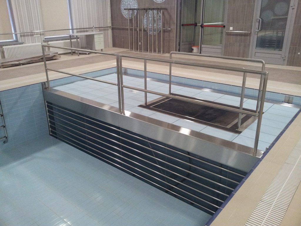 Active hydrotherapy equipment Movable floor with underwater treadmill